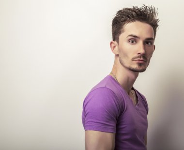 Menekşe t-shirt yakışıklı adam.