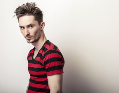 kırmızı-siyah t-shirt erkekte.