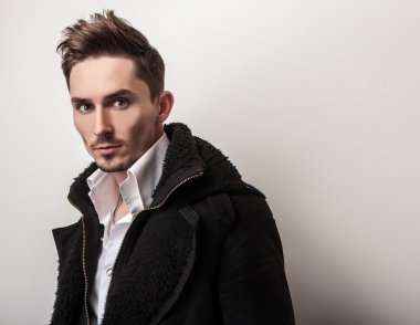 uzun şık siyah montlu adam