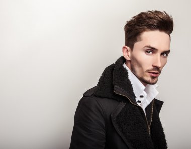 uzun şık siyah montlu adam