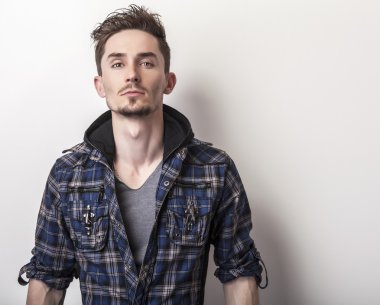 Şık ceket genç yakışıklı adam.