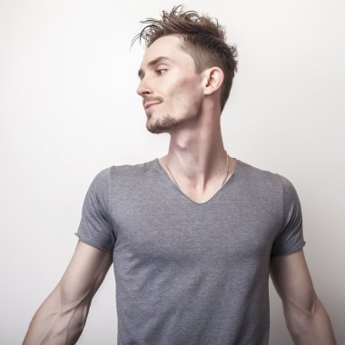 Genç yakışıklı adam gri t-shirt.