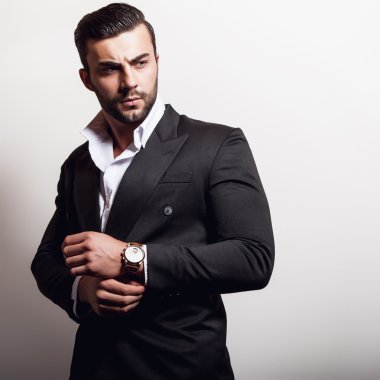 Klasik kostüm zarif yakışıklı adam