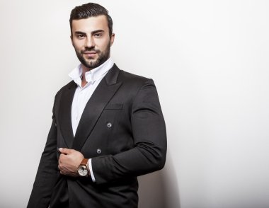 Klasik kostüm zarif yakışıklı adam