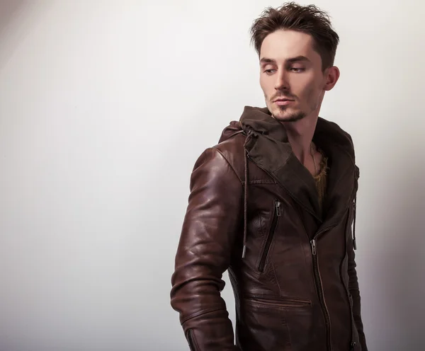 Jeune homme attrayant en veste en cuir — Photo
