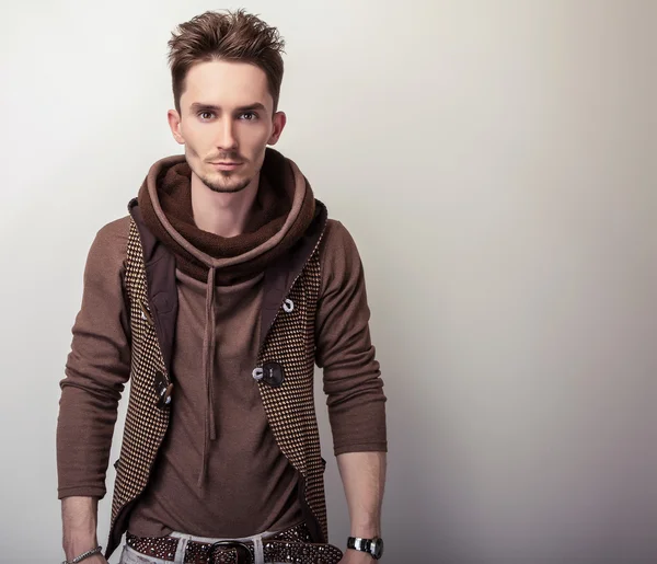 Aantrekkelijke jonge man in bruin trui — Stockfoto