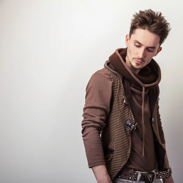 Attraktiv ung man i brun tröja — Stockfoto