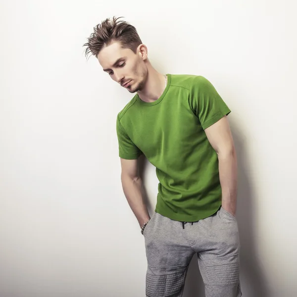 Hombre guapo en camiseta verde . —  Fotos de Stock