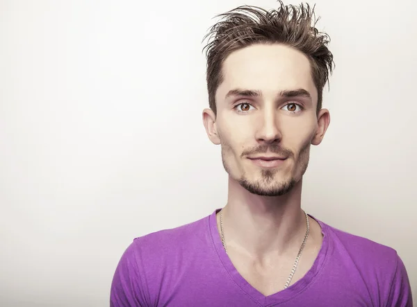 Homem bonito em camiseta violeta . — Fotografia de Stock