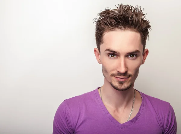 Handsome man in violet t-shirt. — Stock Photo, Image