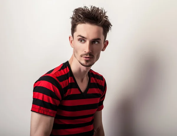 Homem bonito em vermelho-preto t-shirt . — Fotografia de Stock