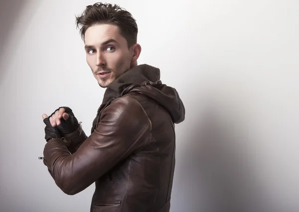 Homem jovem em jaqueta de couro marrom — Fotografia de Stock