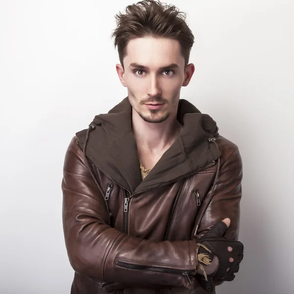 Hombre joven en chaqueta de cuero marrón — Foto de Stock