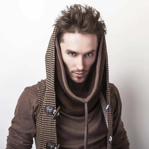 Hombre joven atractivo en suéter marrón —  Fotos de Stock
