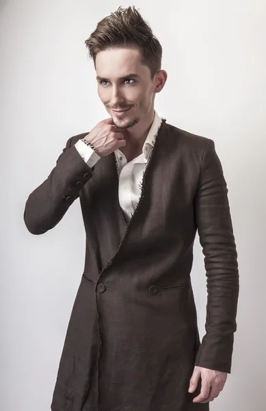 Elegante knappe man in stijlvolle jas — Stockfoto