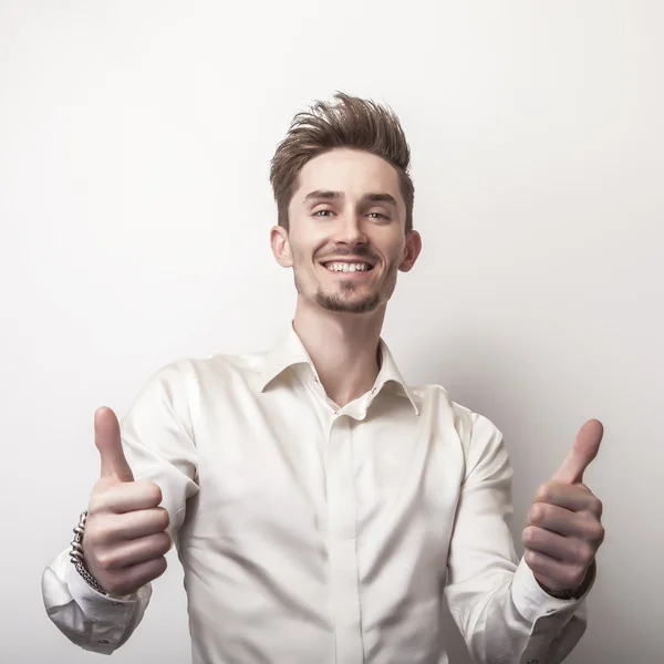 Elegante jonge knappe man — Stockfoto