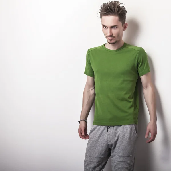 Jovem homem bonito em t-shirt verde . — Fotografia de Stock