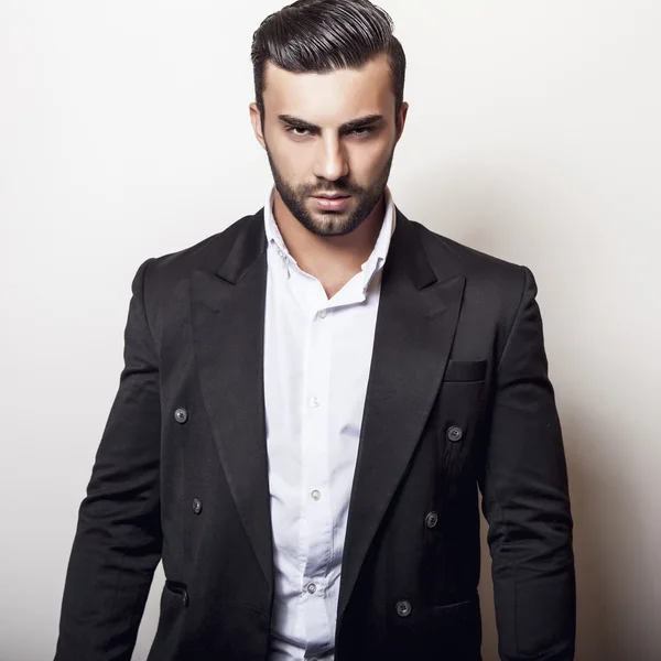 Klasik kostüm zarif yakışıklı adam