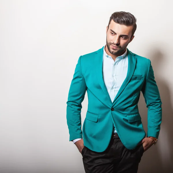 Elegante hombre guapo en chaqueta elegante —  Fotos de Stock