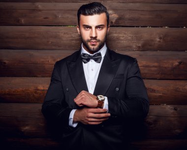 Genç güzel şık adam