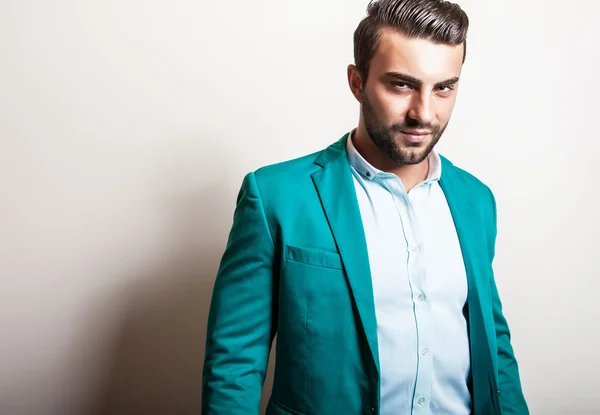 Elegante knappe man in stijlvolle jas — Stockfoto