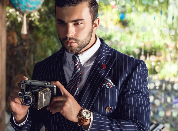 Jovem homem elegante com câmera retro . — Fotografia de Stock