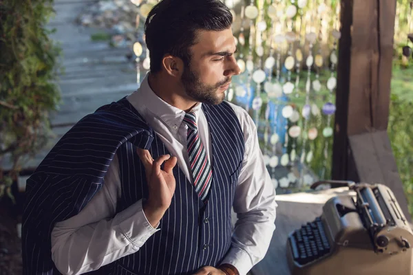 Modieuze jongeman in klassieke vest — Stockfoto