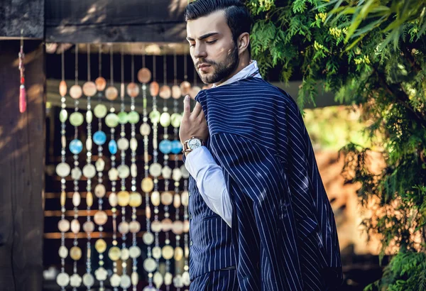 Joven hombre de moda en chaleco clásico — Foto de Stock