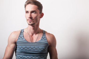 Turkuaz T-shirt genç yakışıklı adam