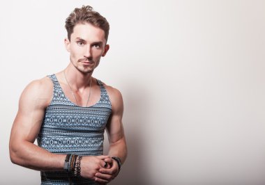 Turkuaz T-shirt genç yakışıklı adam