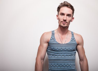 Turkuaz T-shirt genç yakışıklı adam