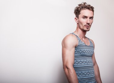 Turkuaz T-shirt genç yakışıklı adam