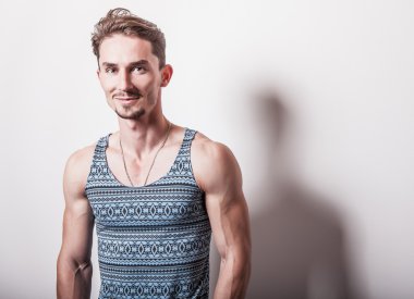 Turkuaz T-shirt genç yakışıklı adam