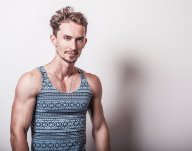 Turkuaz T-shirt genç yakışıklı adam