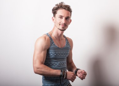 Turkuaz T-shirt genç yakışıklı adam