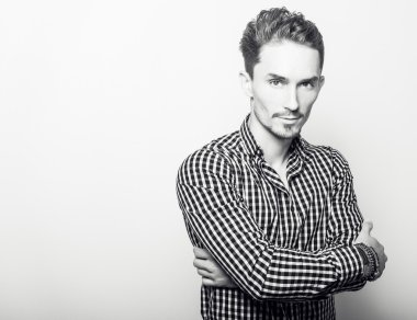 Zarif yakışıklı şık gömlek