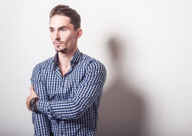 zarif genç yakışıklı adam