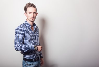 Zarif yakışıklı şık gömlek