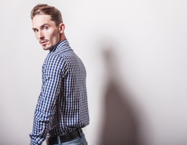 Zarif yakışıklı şık gömlek