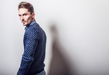 zarif genç yakışıklı adam