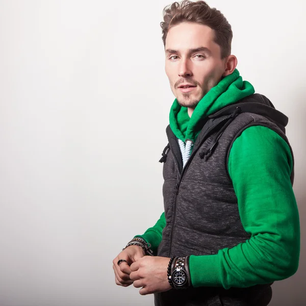 Attraente giovane uomo in gilet grigio — Foto Stock