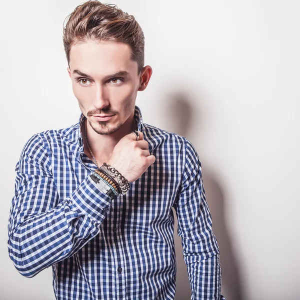 Elegante homem bonito na camisa elegante — Fotografia de Stock