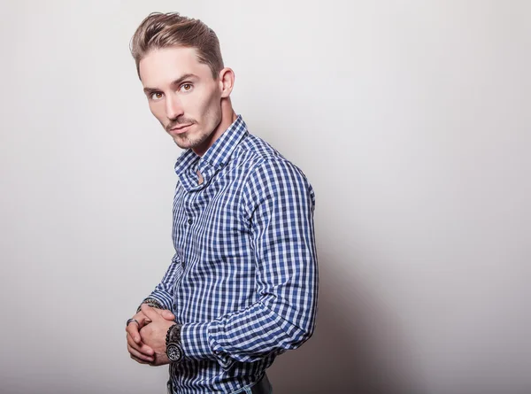 Elegante homem bonito na camisa elegante — Fotografia de Stock