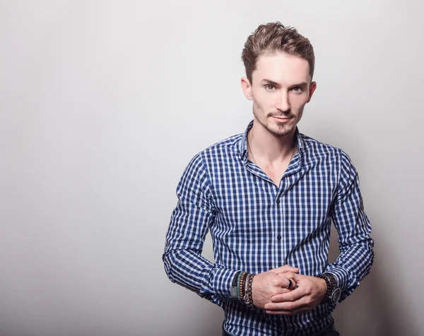 Elegante hombre guapo en camisa con estilo —  Fotos de Stock