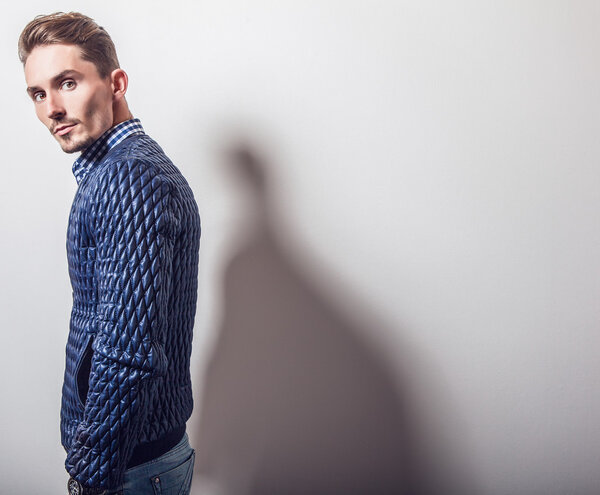 Элегантный молодой красивый мужчина
