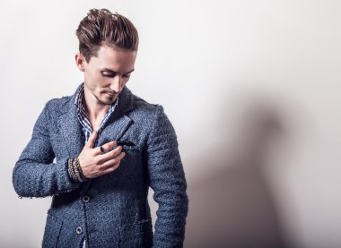 şık mavi ceketli yakışıklı adamı