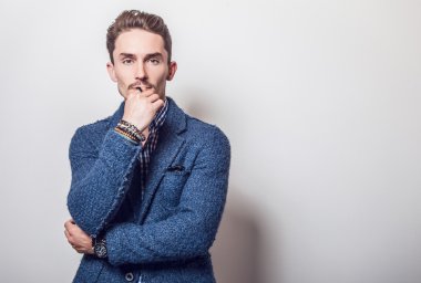 şık mavi ceketli yakışıklı adamı