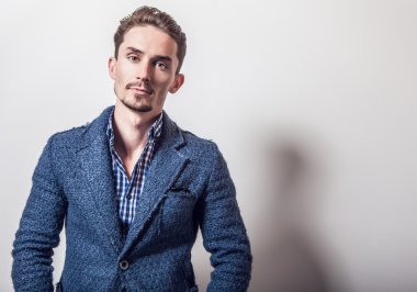 şık mavi ceketli yakışıklı adamı