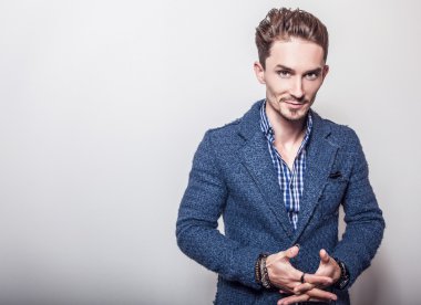 şık mavi ceketli yakışıklı adamı