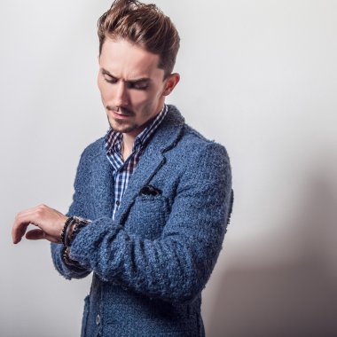 şık mavi ceketli yakışıklı adamı